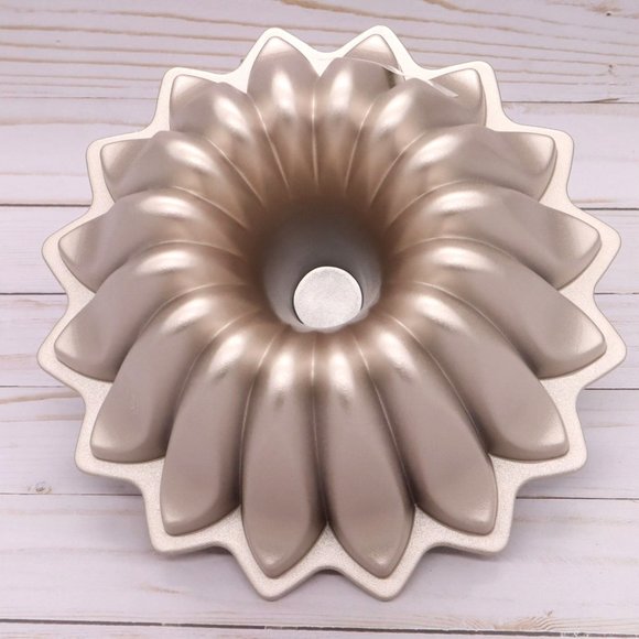 Baker's Secret Fluted Cast Aluminum Bundt Pan - Spring Water Design - 7.2 Cup - Picture 5 of 6